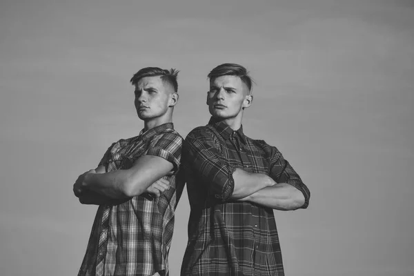 Sexy atlético jóvenes hombres gemelos hermano — Foto de Stock