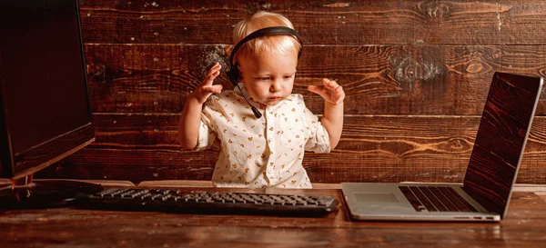 Gyerek fiú fejhallgató mikrofonnal-a call center. Hív központ kezelőszemély számítástechnika — Stock Fotó