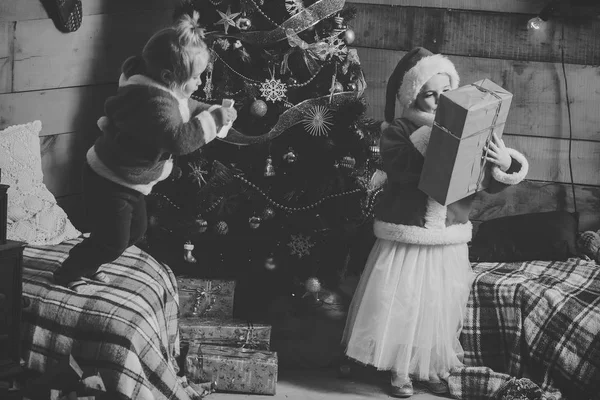 Weihnachtsmann-Kind am Weihnachtsbaum. — Stockfoto