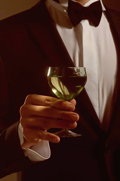 Man drinken wijn. bruiloft. Bruid bruidegom op man met glas. succesvolle zakelijke bijeenkomst. Deal. formele Mannenmode. Chears. Voor ons. verjaardag partij toast. zakenman — Stockfoto