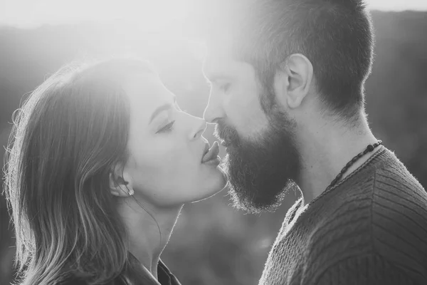 Mulher lamber com língua homens lábios, close up . — Fotografia de Stock