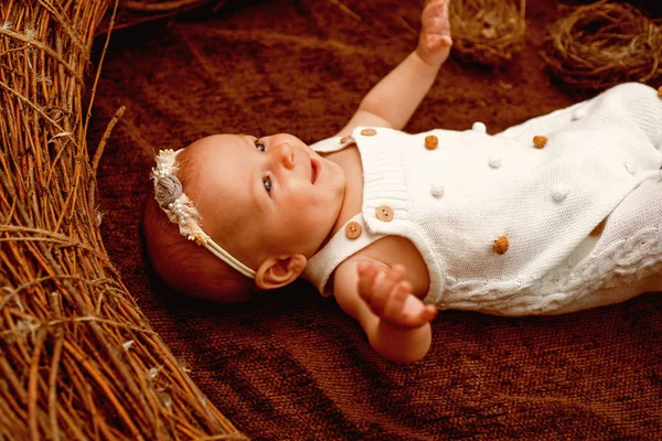 Neonato felice sorridente in culla di vimini. Una neonata. Prima infanzia. Un'infanzia felice dura tutta la vita. Cura felice con tocco personale — Foto Stock