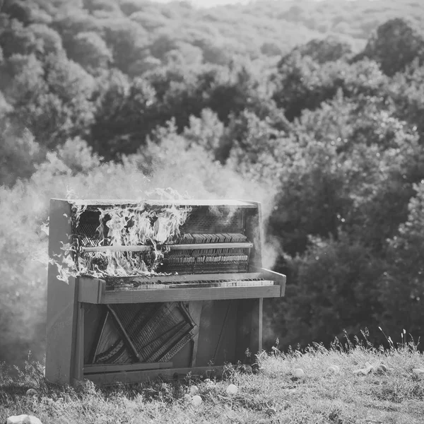 Rock concert, jazz, fireplace, destruction. — Stock Photo, Image