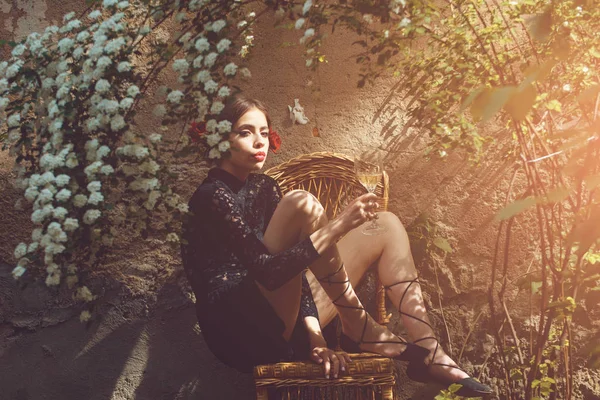 Meisje met de rode lippen en wijnglas — Stockfoto