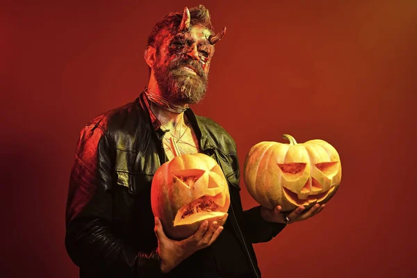 Halloween-Teufel mit blutigen Hörnern, Augen, rotem Blut, Wunden — Stockfoto
