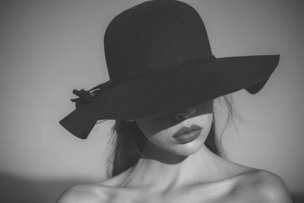 Ritratto di elegante bella donna in un cappello largo nero su sfondo cielo blu — Foto Stock