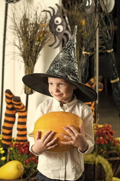 Halloween jongetje in spider web hat op gestreepte sokken. — Stockfoto