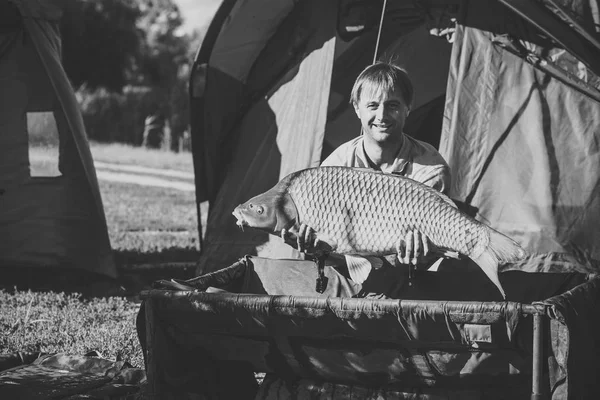 Pesca de carpas, pesca con caña, captura de peces —  Fotos de Stock