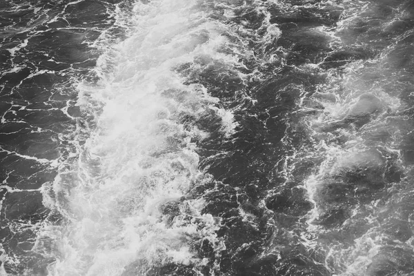 Biała piana fal na wodzie błękitny ocean. Tekstura powierzchni morza falami. Piękne tło, musujące, mieniące się. Morze, ocean wody tekstury. Koncepcja tło. — Zdjęcie stockowe