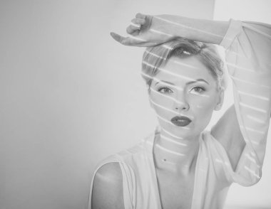 Işık ve gölge yüz şeritler ile kız.