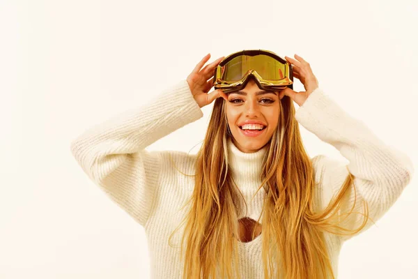 Roupas quentes. Belo inverno. Estância de esqui e snowboard. Boas férias de inverno. Menina de esqui ou snowboard desgaste. Desporto de inverno e atividade. Mulher sexy em roupas de inverno — Fotografia de Stock