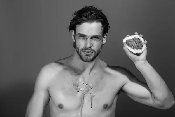 Pomelo en la mano del hombre con maquillaje creativo de moda, vitamina — Foto de Stock