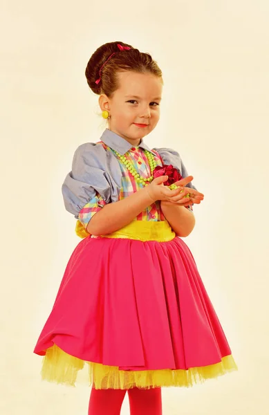 Porträt eines hübschen kleinen Mädchens mit langen Haaren. Potrait eines kleinen Mädchens — Stockfoto