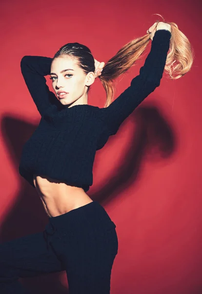Bantning och fitness. bantning av sexig fotomodell med långt hår på röd bakgrund. — Stockfoto