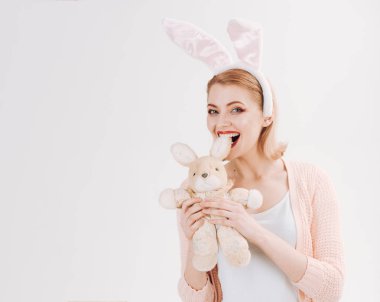 Yumurtası avı. Paskalya yumurtaları geleneksel gıda olarak. Bahar tatili. Tavşan oyuncak kız. Tavşan tavşan kulakları kadında. tavşan kulakları oyuncak ile mutlu bir kadın. Mutlu Paskalyalar. kopya alanı. Paskalya hakkında heyecanlı
