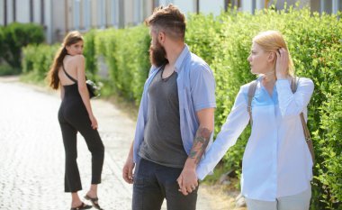 O bir hilekar. Karısını ya da kız arkadaşını aldatan adam. Aşk üçgeni ve üçlü. Sakallı adam başka bir kıza bakıyor. Hipster iki kadın arasında seçim yapmak. İhanet ve sadakatsizlik. Sadakatsiz aşk
