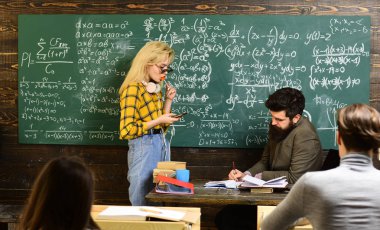 Öğretmenler öğrencilerin merak yapmak işleri bilirim. Final sınavı test sınavı-sınıf için üniversite öğrencileri çalışma. Üniversitesi Eğitim ve sınıf bir kitap okuma arkadaşlar eğitimi.