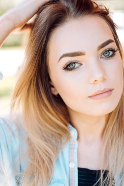 Ne güzellik. Visage Cilt Bakımı ve makyaj. Güzellik ve moda cilt bakımı model bak. Seksi makyaj ve uzun saçlı güzel kadın. Seksi kadınla duygusal bak. Onun iç güzelliği parlar aracılığıyla