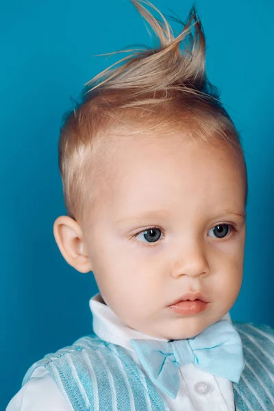 Het toevoegen van enkele zorg aan mijn haar. Klein kind met rommelig top kapsel. Haar styling producten. Kleine jongen met stijlvolle kapsel. Jongenskind met stijlvolle blond haar. Gezond haar zorg gewoonten — Stockfoto