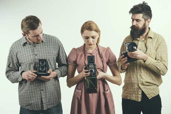 Hidup ini seperti kamera. Wanita bergaya retro dan pria memegang kamera foto analog. Kelompok fotografer dengan kamera retro. Paparazzi atau fotojurnalis dengan kamera lama. Studio fotografi — Stok Foto