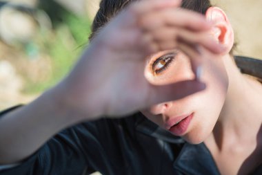 Kız el hareketi ile. Yüz ve cilt bakımı. Güneş ışığı kız. Doğal güzellik ve spa terapisi. Bahar kadın. Bahar ve tatil. Kadın moda makyaj ile. Şirin ve şık