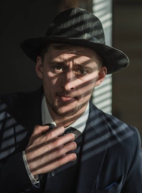 İşadamı muhasebeci ofisinde çalışıyorum. Takım elbiseli adam. Mafya. Para kazanmak. Ekonomi ve finans. Adam muhasebeci. Para hareket. Küçük iş kavramı. Retro adam. Modern iş adamı