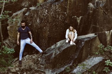 Mükemmel boots yürüyüş için. İki yaz tatilde aşık. Seksi kadın ve doğal peyzaj üzerinde sakallı adam. Çift aşk ve romantizm keyfini çıkarın. Tatil gezisinde şehvetli Çift