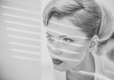 Işık ve gölge yüzünde şeritler ile kız.