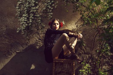 Kırmızı dudaklar ve şarap kadehi kadın ile