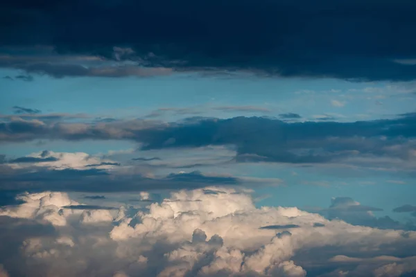 Cielo azul. cielo azul con nubes. futuro y éxito. Cielo santo. vacaciones de verano. pronóstico del tiempo. nubes en el cielo azul soleado. fondo del cielo. Soñando. libertad y cambio de vida. Volar lejos — Foto de Stock