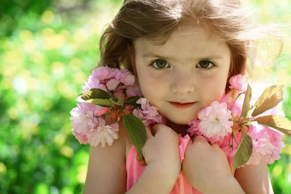 Het is lentetijd. Klein meisje in het zonnige voorjaar. gezicht en huidverzorging. allergie voor bloemen. Klein kind. Natuurlijke schoonheid. Childrens dag. Lente. weersverwachting. Zomer meisje mode. Gelukkige jeugd — Stockfoto