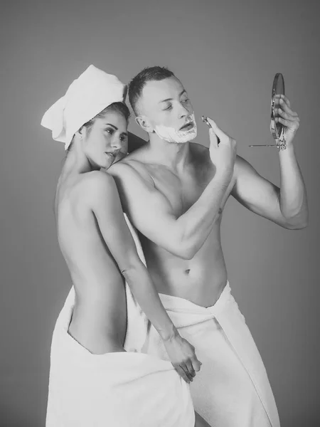 Сексуальная пара в ванной уход — стоковое фото