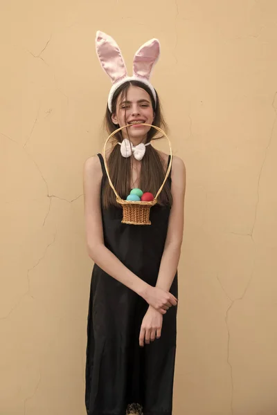 Mujer de Pascua sosteniendo canasta de mimbre con huevos en los dientes —  Fotos de Stock