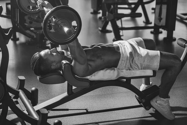 Hombre musculoso con barra — Foto de Stock