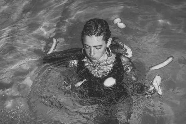 Όμορφα νεαρά κορίτσια κολυμπούν με μπανάνα και λεμόνι στην πισίνα — Φωτογραφία Αρχείου