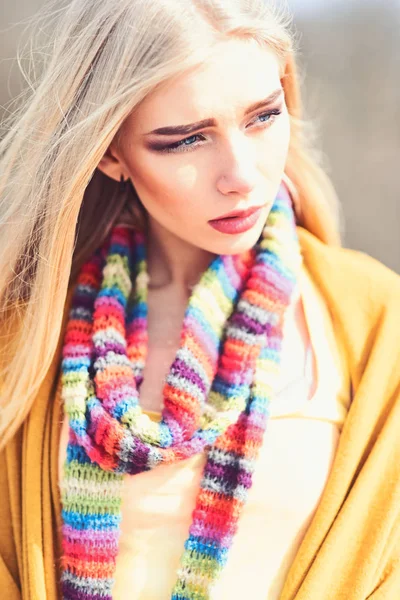 Joven chica con estilo con el pelo rubio liso usando despojado bufanda multicolor, puente amarillo y cárdigan posando al aire libre — Foto de Stock