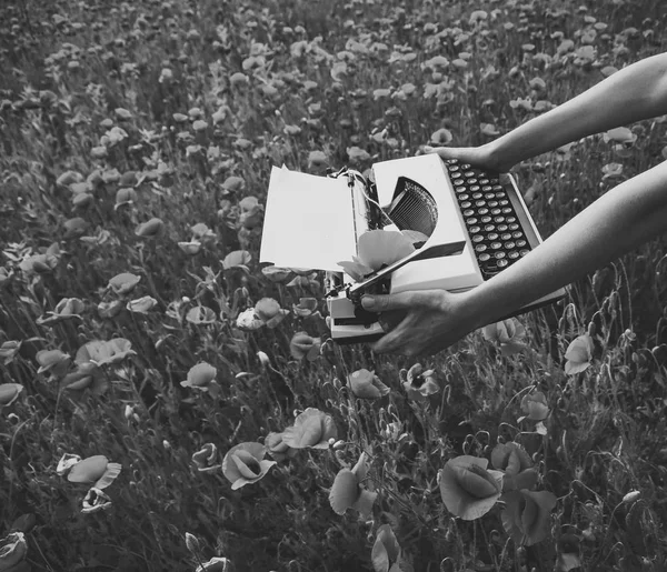 Vintage machine à écrire dans la main, l'éducation, les affaires, la grammaire . — Photo