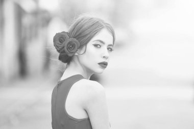 Kız çok güzel, genç yüz makyaj kırmızı dudaklar,