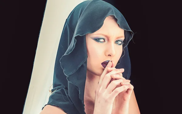 Сексуальна жінка Мадонна в чорний капюшон. Мода моделі з косметикою загадковою дівчиною. Чорна п'ятниця концепції. Готичної моди і краси. Макіяж вигляд і чуттєвий дівчинки догляду за шкірою. Релігія і смерть концепції. — стокове фото