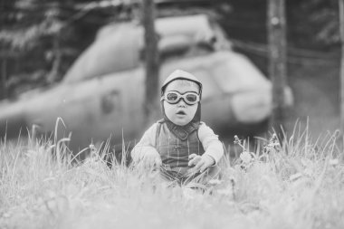 Çocuk ve doğal zemin üzerine bulanık helikopter