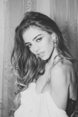 Gizemli yüz ve bornoz uzun kıvırcık saç ile kız.