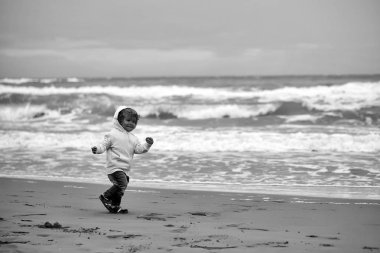 Neşeli çocuk kumsalda çalıştıran 