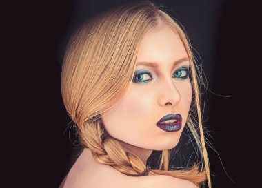 PIGTAIL sarışın saçlı kız. kız seksi yüz makyaj ile.