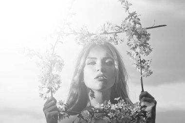 güzel genç kız ile kiraz bahçesinde bahar çiçek