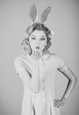 İçinde pinup, tavşan kulakları bir kadın komik resim.