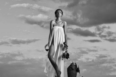 Gökyüzünde şarap şişesi olan güzel kız.