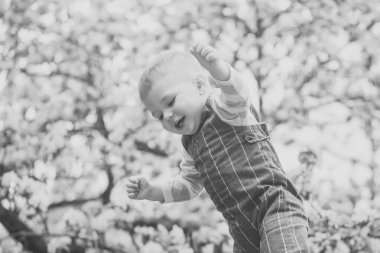 Mutlu çocuk çocuk parkta oynarken doğal arka plan bulanık