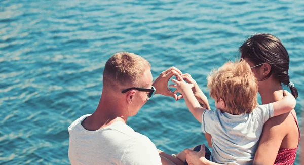 幸せな家族の夏休み。母父と息子の手から海フォーム心で夏の休日. — ストック写真