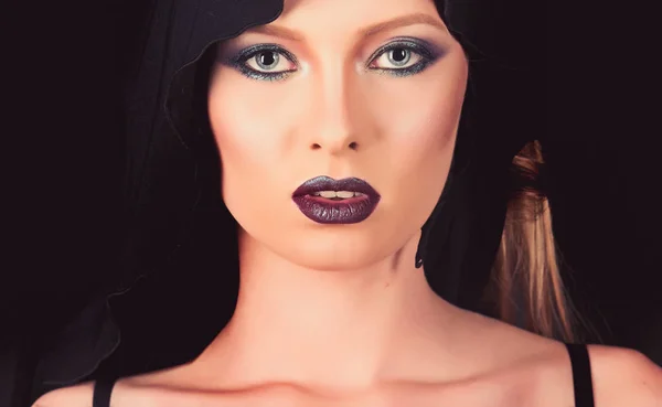 Modelo de moda con maquillaje de chica misteriosa. Concepto de religión y muerte. Aspecto maquillaje y cuidado de la piel sensual de chica. Concepto Viernes Negro. Moda gótica y belleza. Sexy mujer Madonna en capucha negra — Foto de Stock