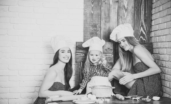 Broer en zussen aan tafel met behulp van de cookie cutters — Stockfoto